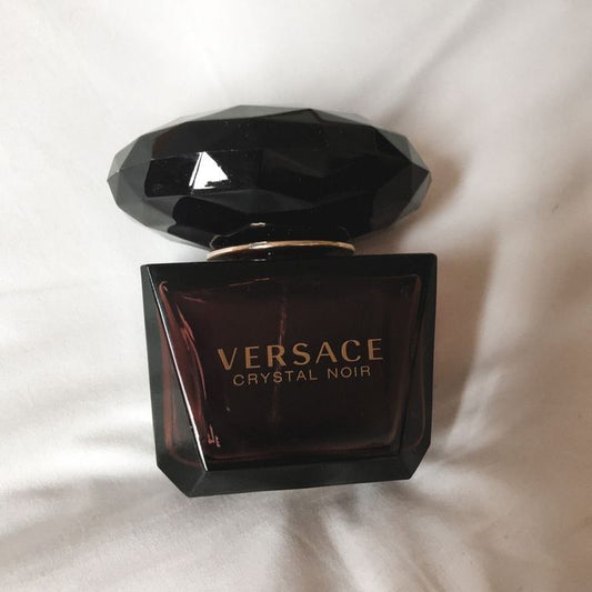 Versace Crystal Noir – سحر الغموض والفخامة