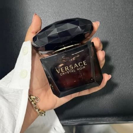 Versace Crystal Noir – سحر الغموض والفخامة